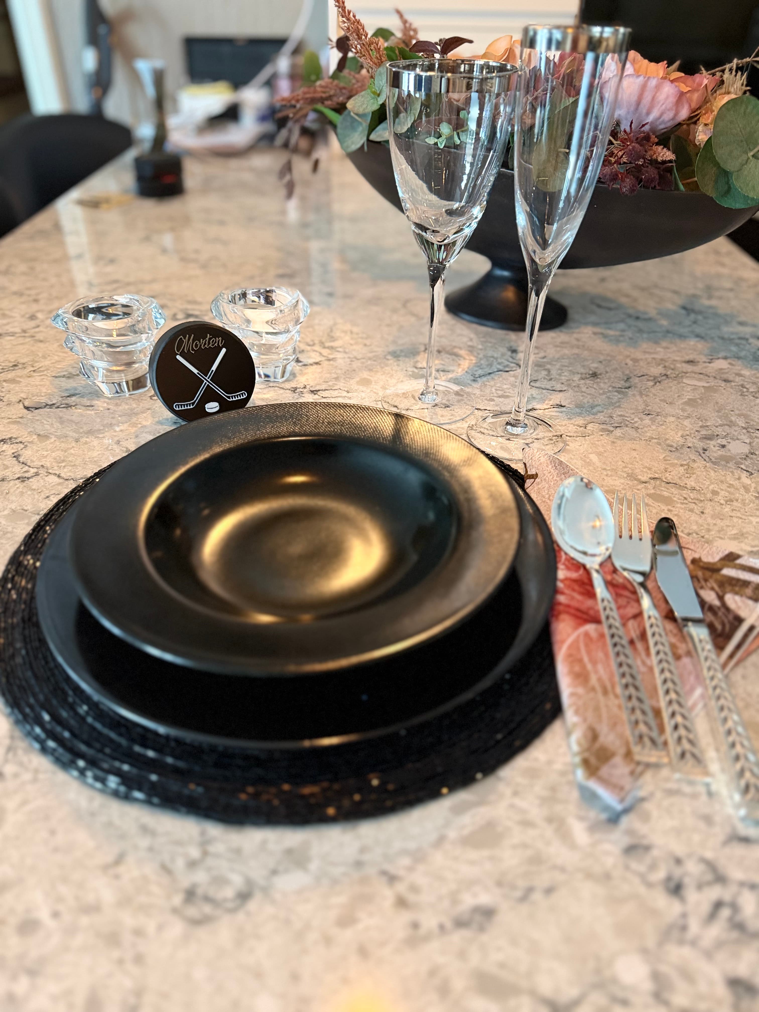 Personalized 3D-printed hockey puck place card with embedded crossed sticks and puck design
